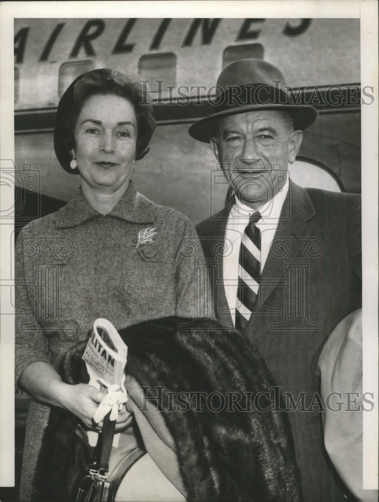 1957 Press Photo Mr. &amp; Mrs. Henry Red Sanders UCLA Grid arrive in Texas- Historic Images