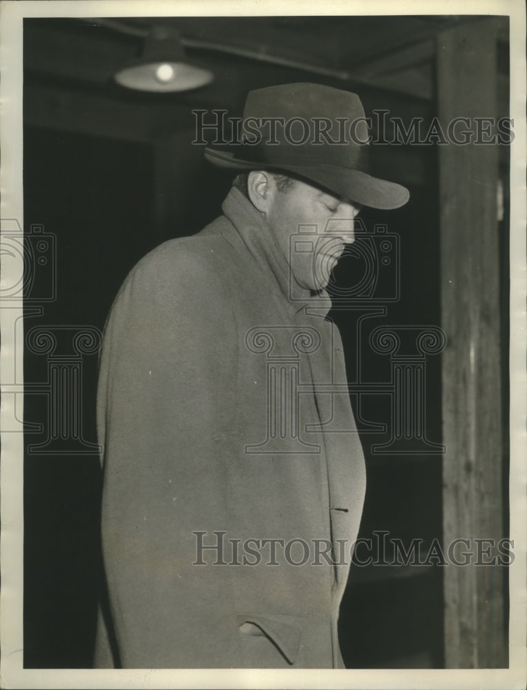 1942 Press Photo Frank Leahy changes trains at Chicago enroute to Rochester, MN- Historic Images