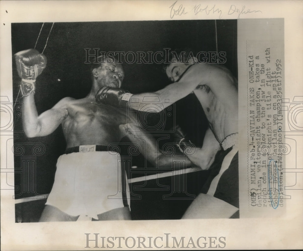 1952 Press Photo Kid Gavillan Welterweight Champ in match with Bobby Dykes- Historic Images