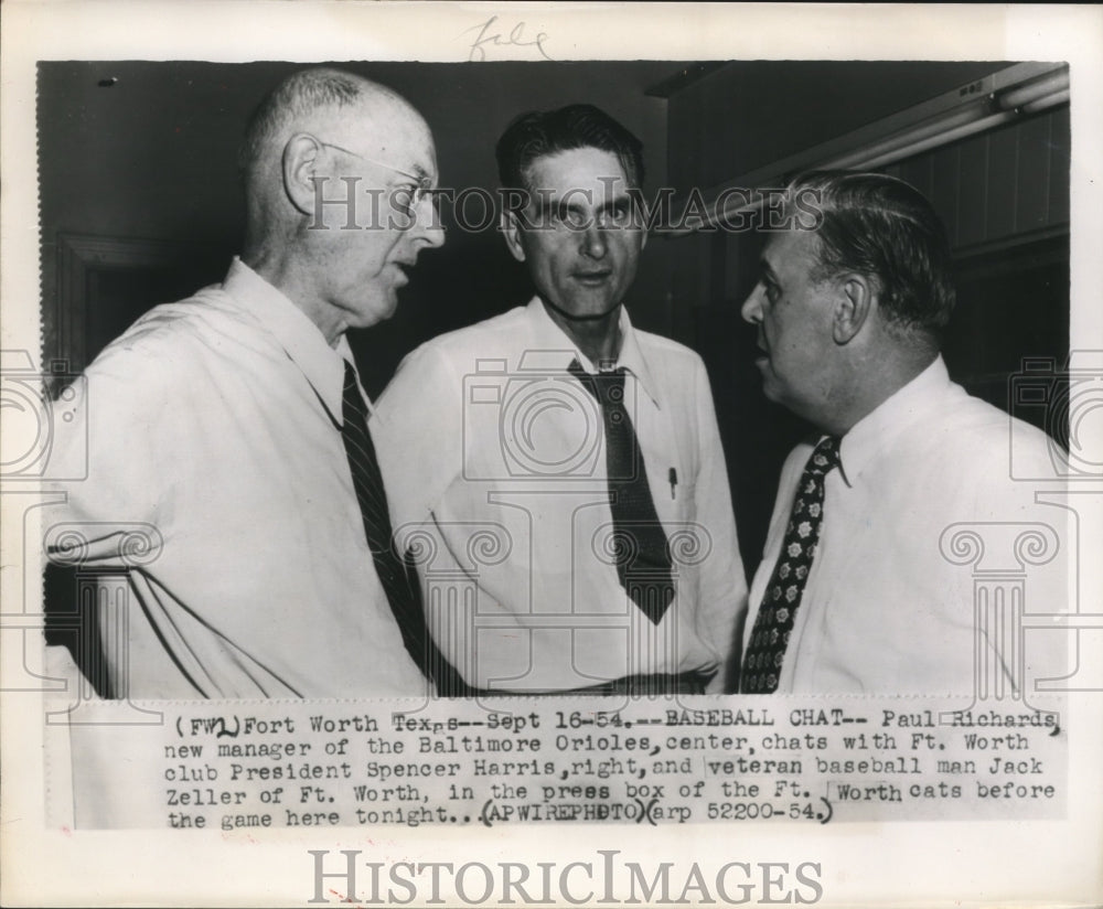1954 Press Photo Paul Richards chats with Spencer, Jack Zeller at Forth Worth.