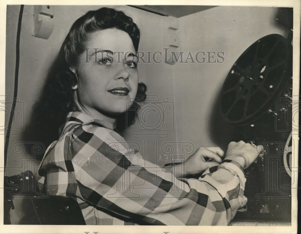 1943 Press Photo Mrs. Johnny Beazkey wife of St.Louis Cardinal Pitcher.- Historic Images