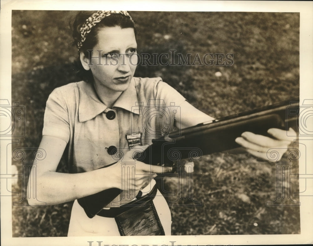 1938 Press Photo Viola Siedhoff sharpening up eye and hand - sbs09304- Historic Images