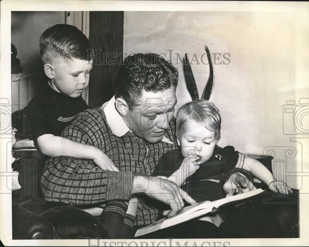 1940 Press Photo Lee Savol,Heavyweight Boxer with children Richard and Sandra.- Historic Images