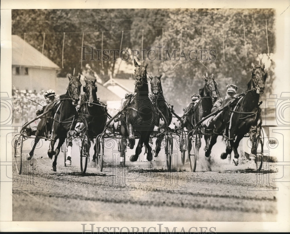 1940 Press Photo Race for the Fourth Division Pacers at Goshen New York- Historic Images