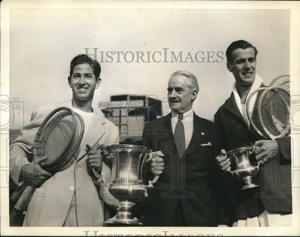 1941 Press Photo Robert L Riggs received the Victor&#39;s Trophy from Holcombe Ward.- Historic Images