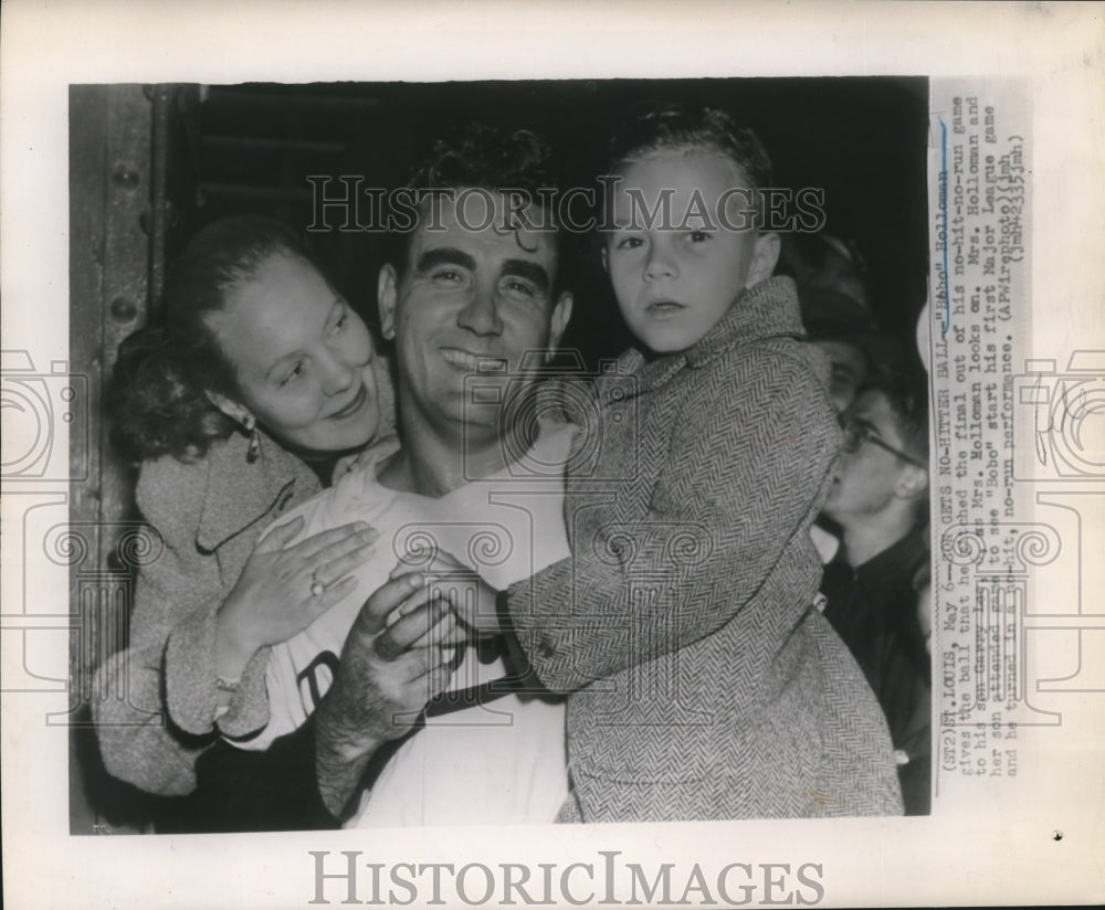 1901 Press Photo &quot;Bobo&quot; Holloman,Major League Pitcher with his Sn Garry and wife- Historic Images