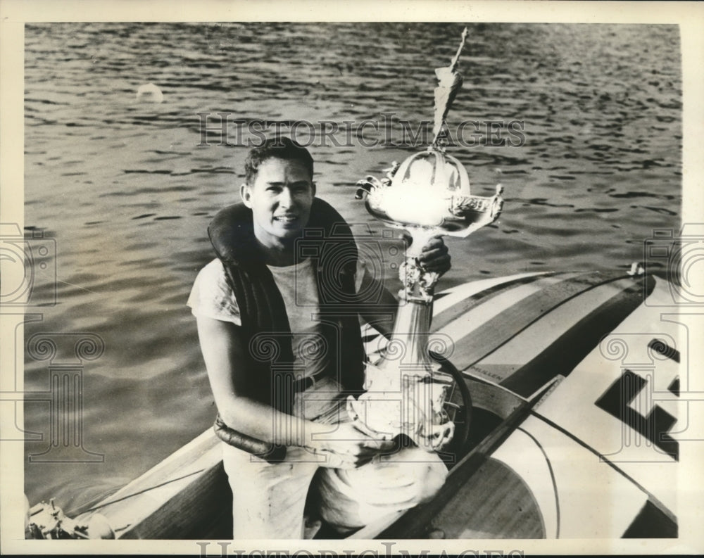 1941 Press Photo James Mullen with Lipton Trony on Schylkill River - sbs09571- Historic Images