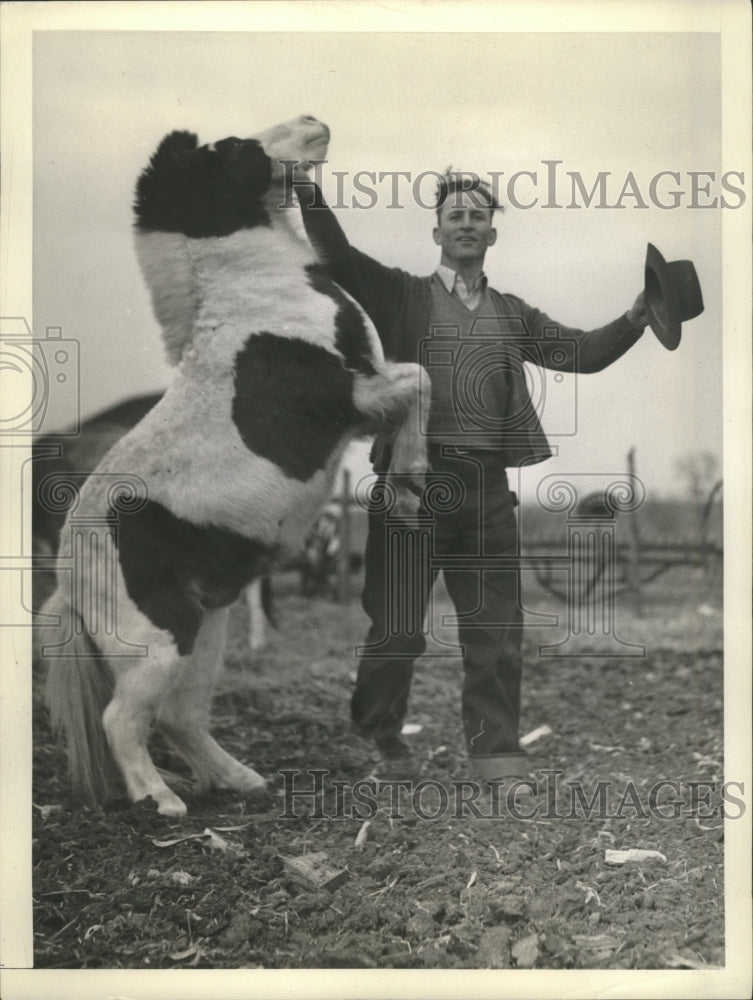 1942 Press Photo Gene Moore Boston Beas Outfielder with Pony Tony - sbs09610- Historic Images