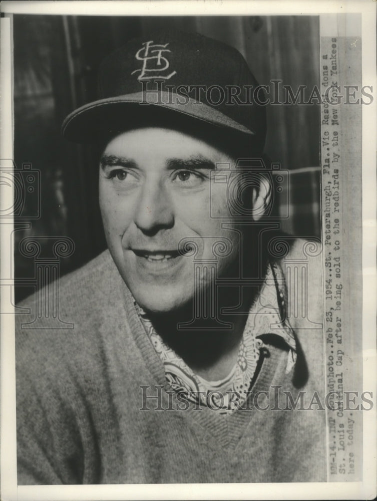 1954 Press Photo Vic Raschi dons a St.Louis Cardinal Cap. - sbs09692- Historic Images