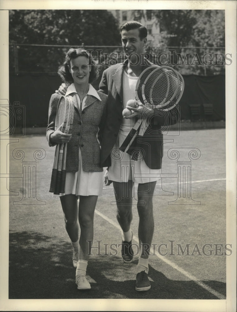 1941 Press Photo Frank Novacs, Virginia Wolfenden walk onto tennis court- Historic Images