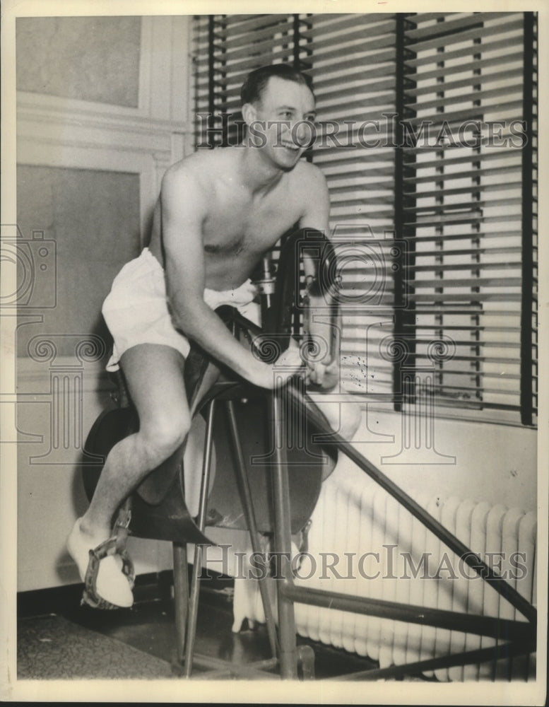 1940 Press Photo Bucky Walters Cincinnati Reds Star Pitcher rides horse at Gym- Historic Images