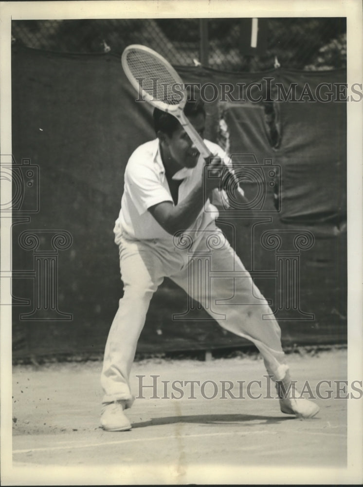 1943 Press Photo Francisco Pancho Suegura in N.C.A.A. Tennis Tourney - sbs09915- Historic Images