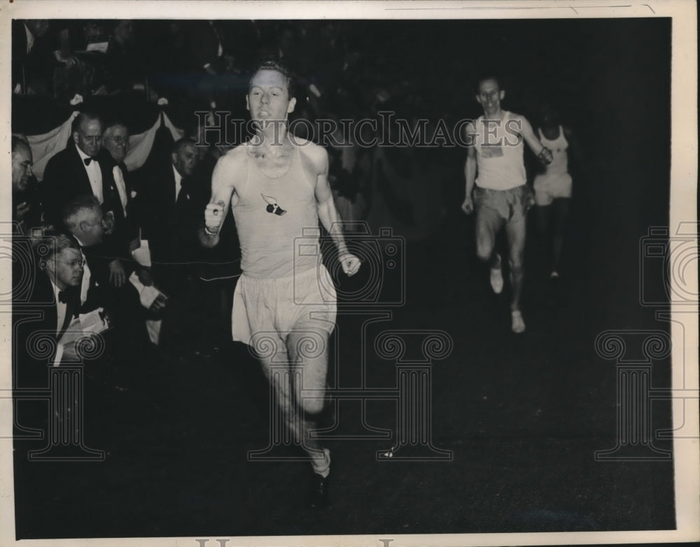 1945 Press Photo Jim Rafferty finished the Banker Mile in Chicago. - sbs10072- Historic Images