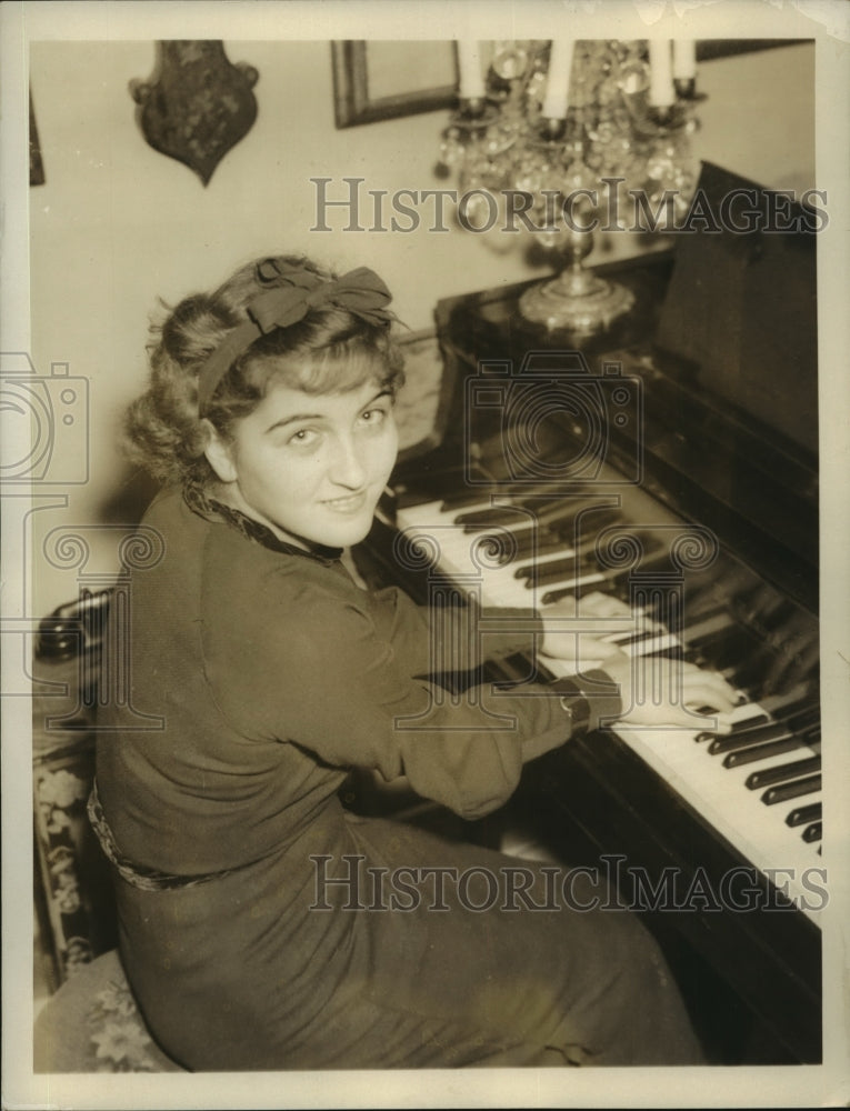 1934 Press Photo Janet Olcott at her piano for debut in NYC town hall