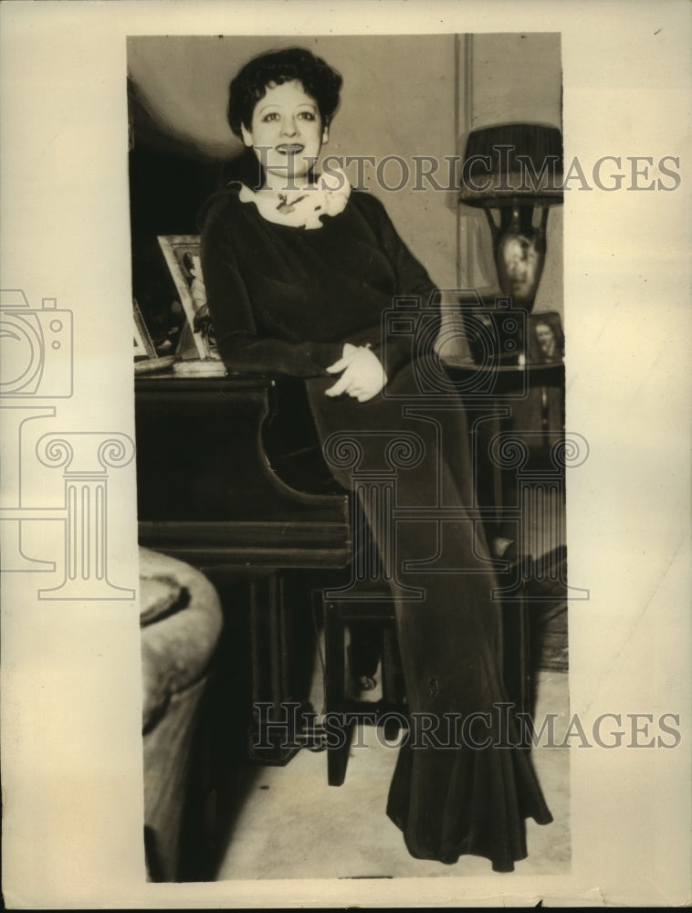 1933 Press Photo Broadway actresss Lenore Ulrich at her NYC home - sbx00125