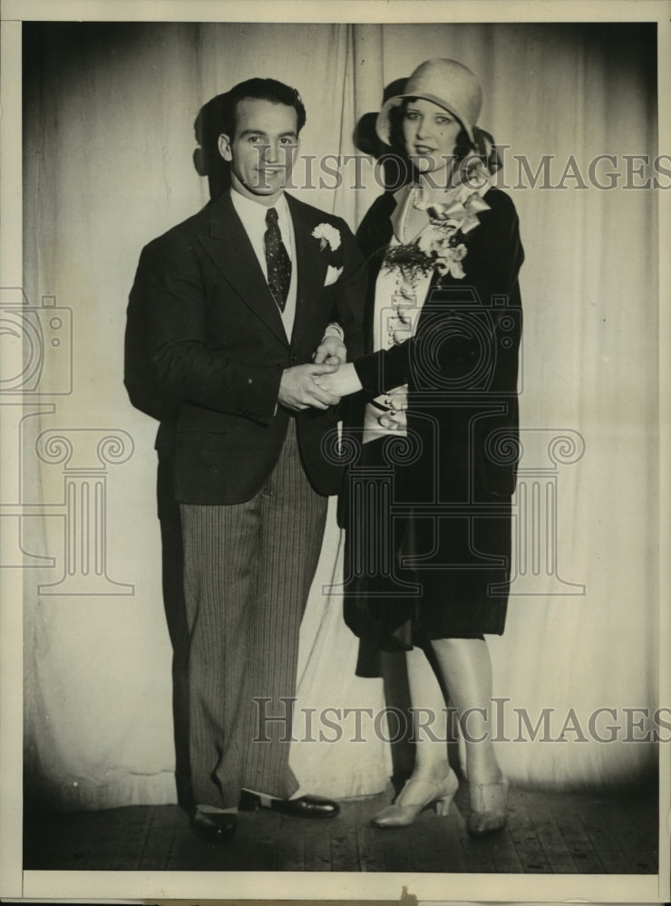 1927 Press Photo Two People on Stage Holding Hands - sbx00135