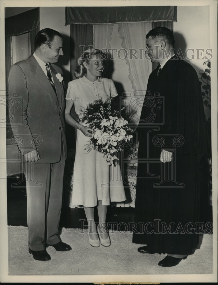 1948 Press Photo Rev Winslow Drummond weds Withtrop Rockefeller &amp; Barb Sears