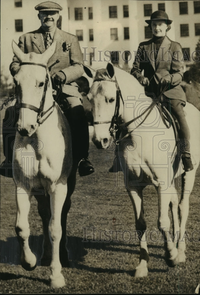1938 Press Photo King of Jazz band leader Paul Whiteman & wife horseback riding