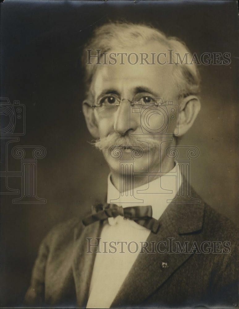 Press Photo Mr JE Fitzsimmons in portrait pose - sbx00353- Historic Images