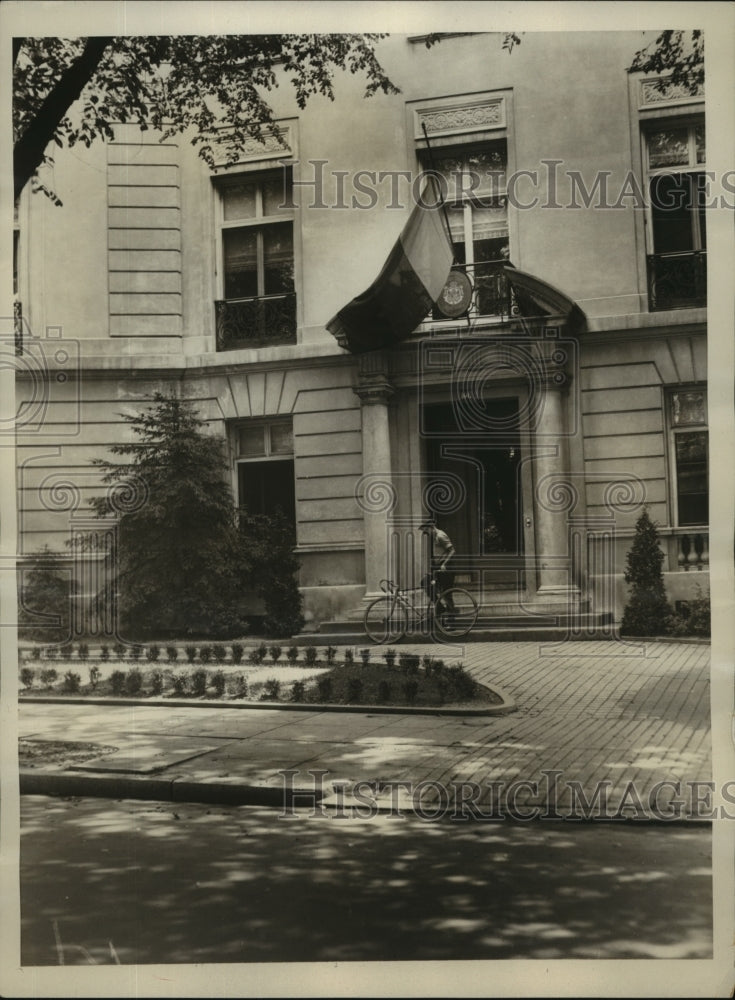 1927 Press Photo Washington DC flag at Roumanian Embassy half mast for dead King