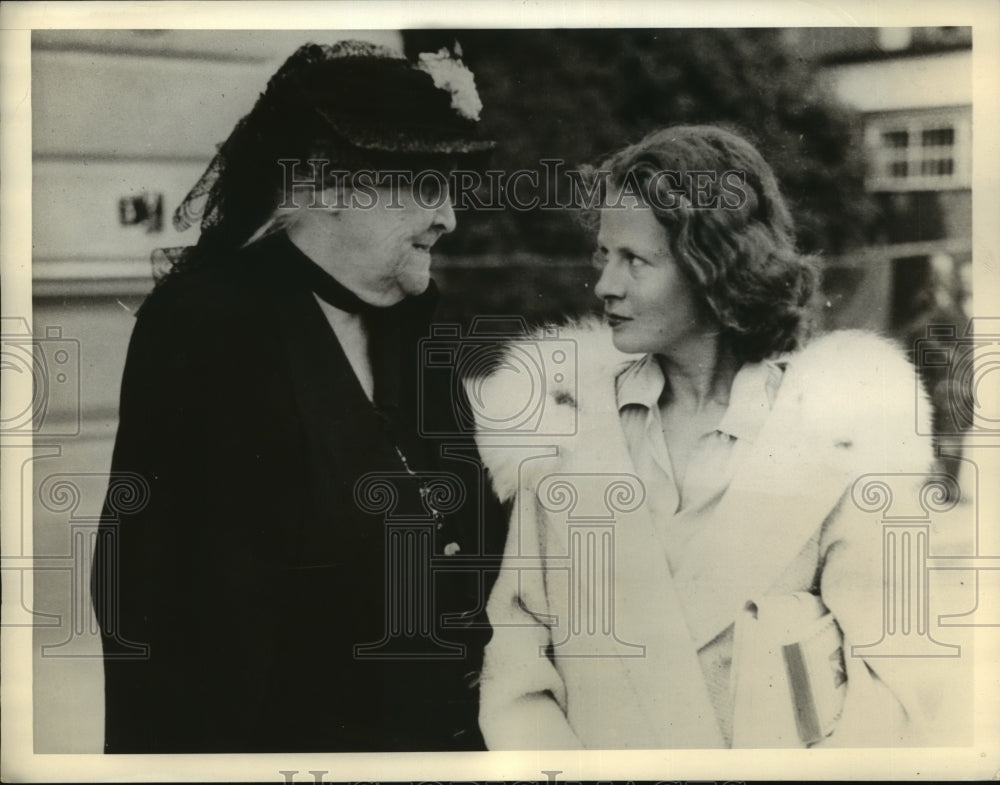 1937 Press Photo Sara Delano Roosevelt chatting with Elizabeth Donner Roosevelt