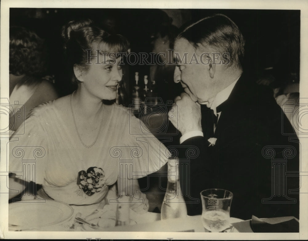 1935 Press Photo Dolores Costello Barrymore chatting with Arthur Byron- Historic Images