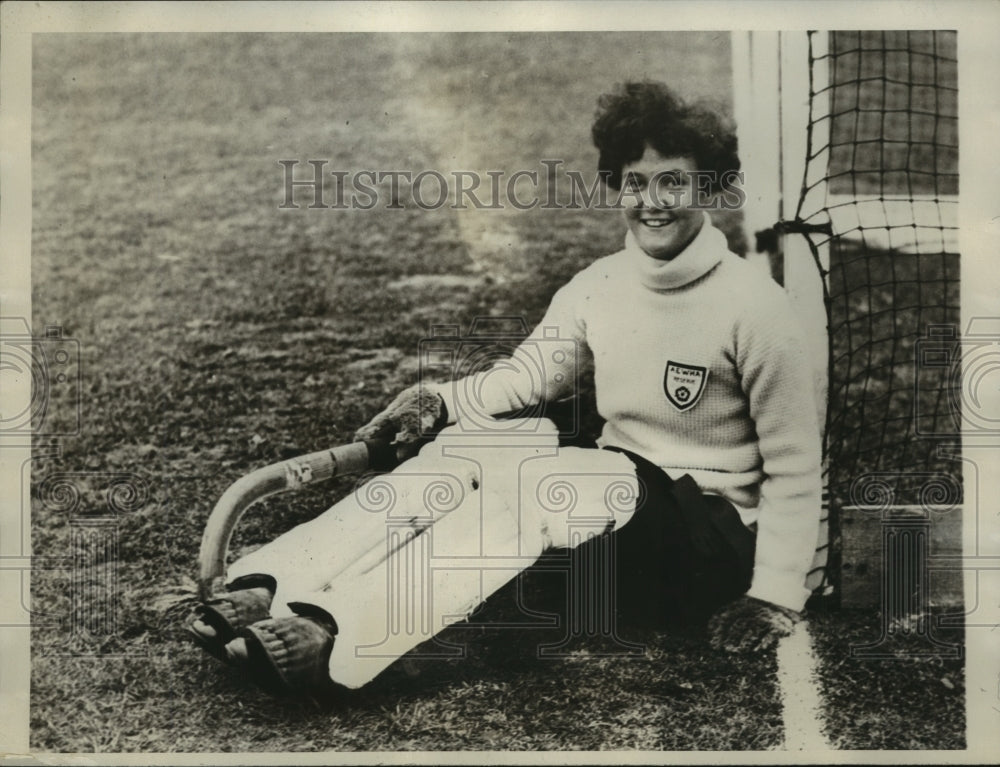 1928 Press Photo Miss E Arnold England girls field hockey at meet vs US
