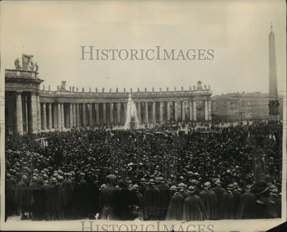 1929 Press Photo St Peter&#39;s Square at Vatian crowd blessed by Pope - sbx00623