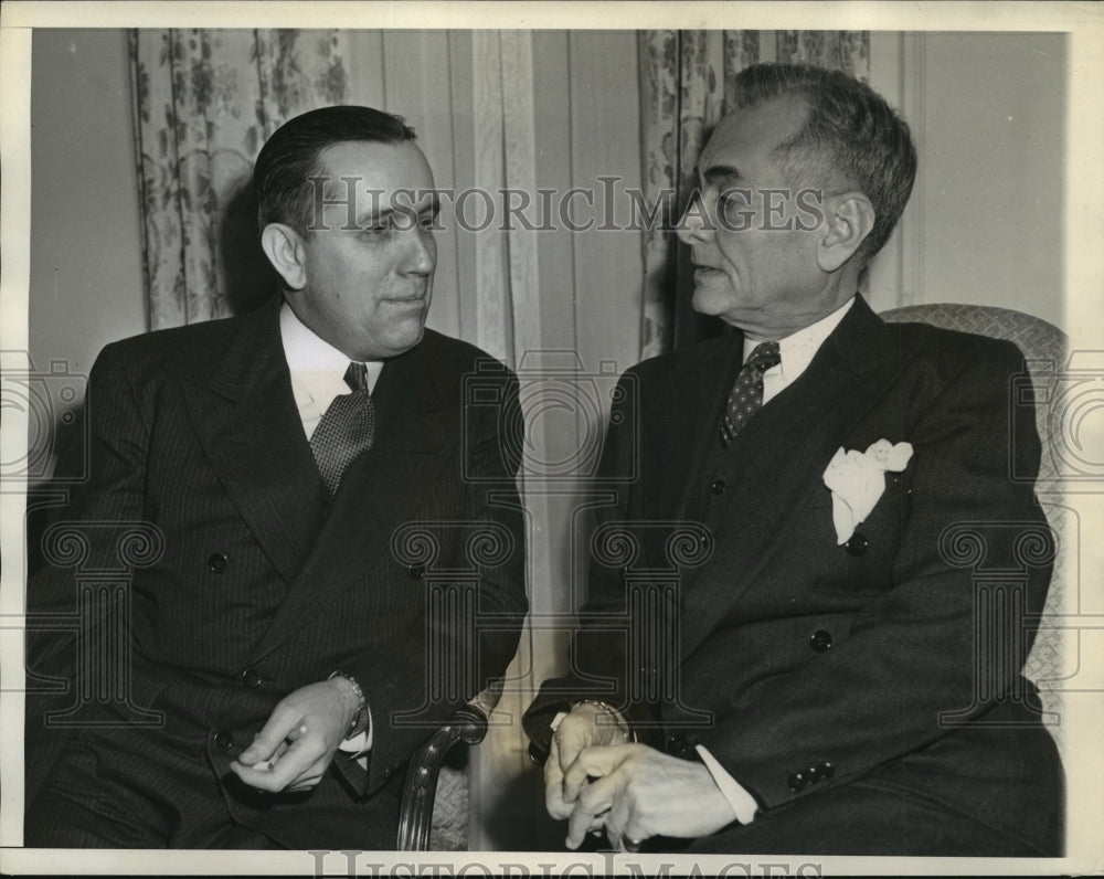 1942 Press Photo Asst Interior Secretary Oscar Chapman & Philippines M Quezon