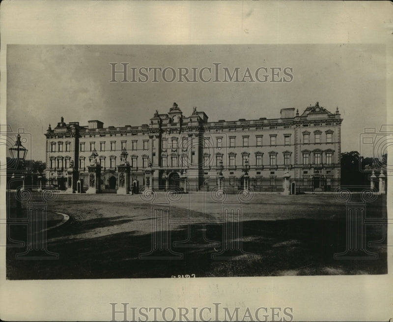 Load image into Gallery viewer, 1925 Press Photo Buckingham Palace London England as King George ails
