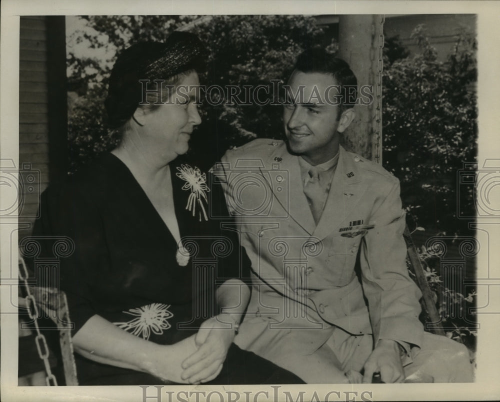 1944 Press Photo Lt Nolan A Hernon & mom Mrs JP Hernon Ft Worth TX - sbx01060