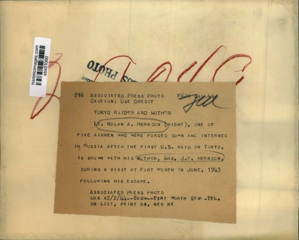 1944 Press Photo Lt Nolan A Hernon & mom Mrs JP Hernon Ft Worth TX - sbx01060