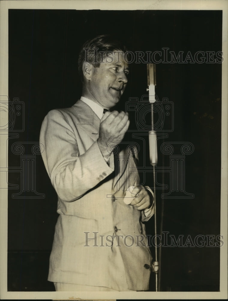1937 Press Photo Wisconsin Governor Phillip La Follette at a speech - sbx01241