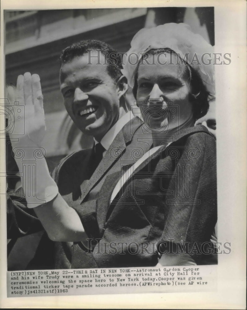 1963 Press Photo Astronaut Gordon Cooper & wife Trudy in NYC - sbx01488
