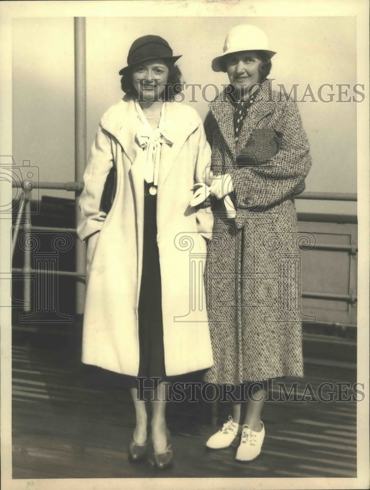1933 Press Photo Actress Janet Gaynor & mother arrive in Los Angeles - sbx01532