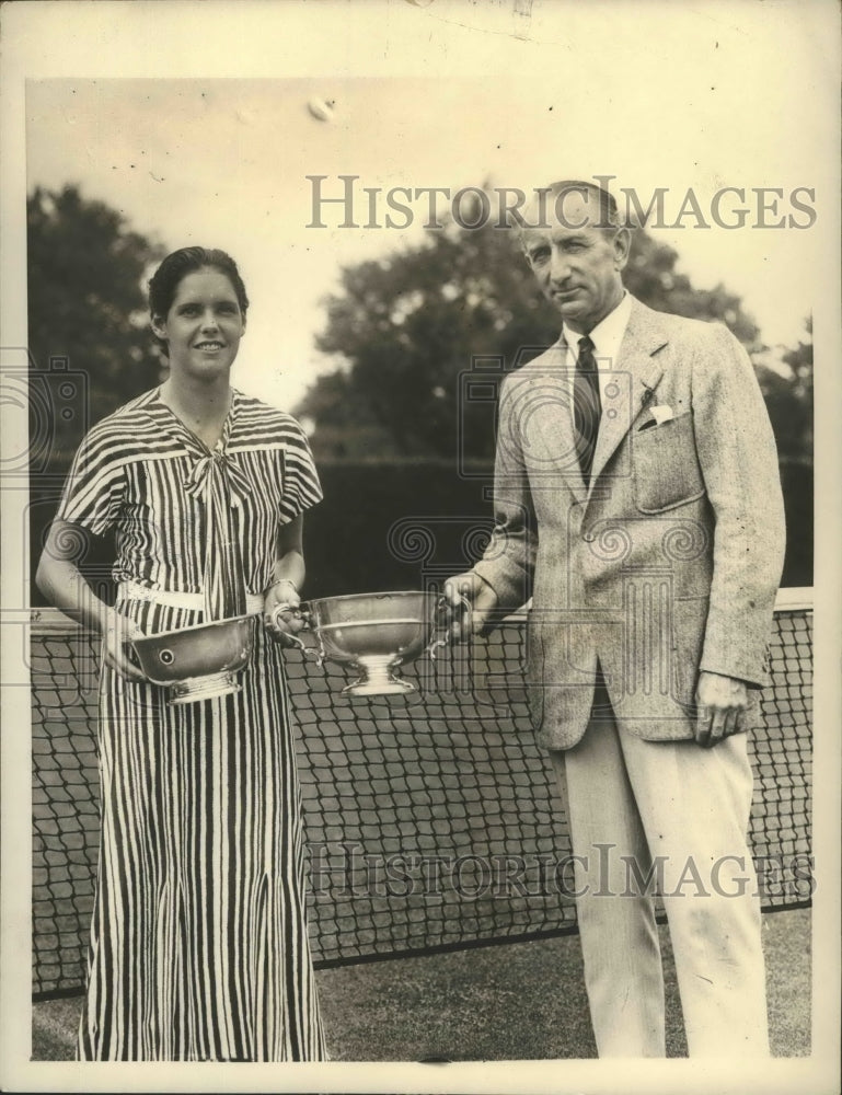 1934 Press Photo Carolin Babcock wins Seabright tennis cup from VS Prentice