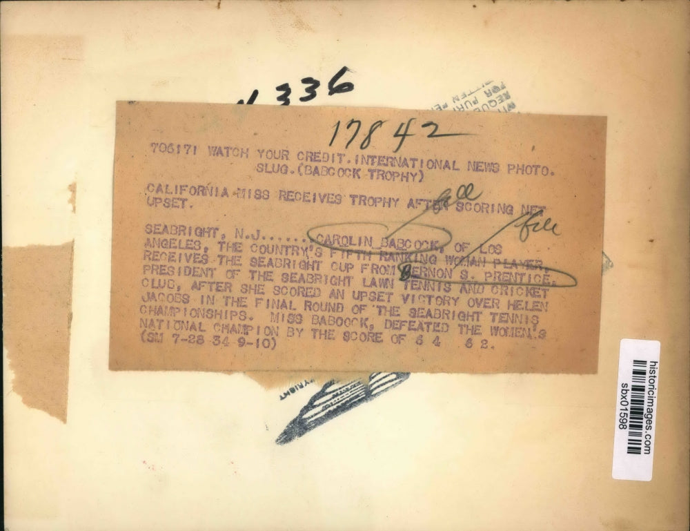 1934 Press Photo Carolin Babcock wins Seabright tennis cup from VS Prentice