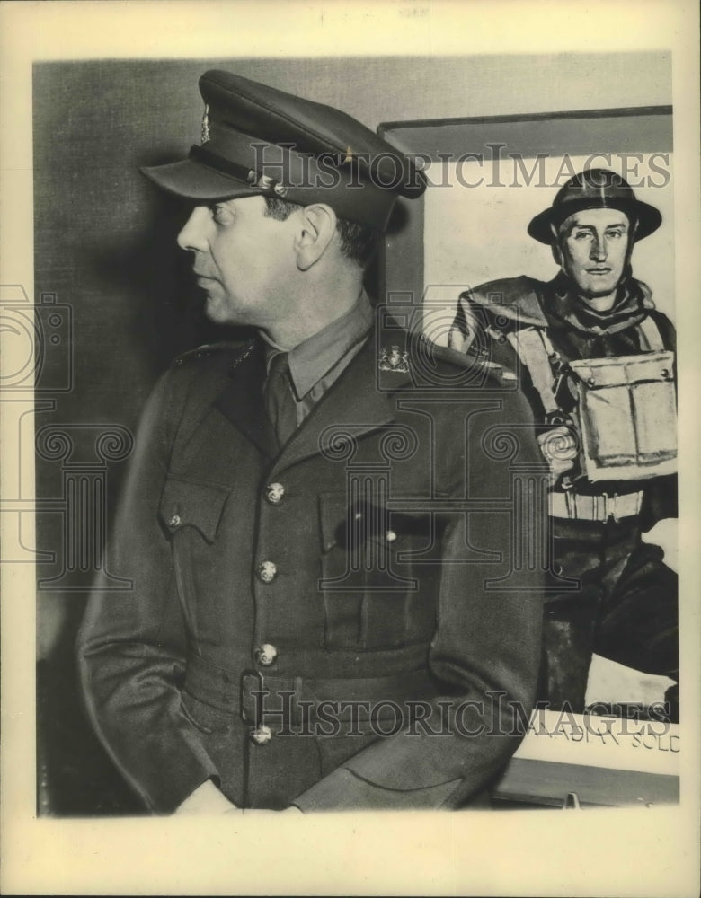 1942 Press Photo Actor Raymond Massey as Major in Caadian Army - sbx01613
