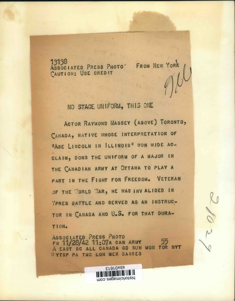 1942 Press Photo Actor Raymond Massey as Major in Caadian Army - sbx01613