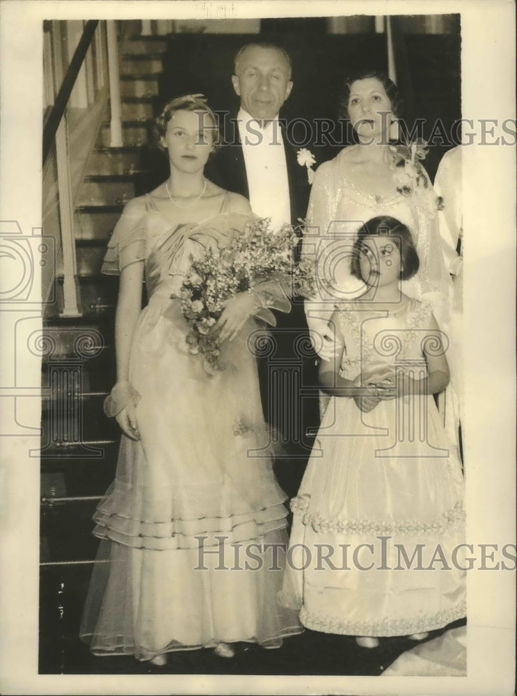1935 Press Photo Harry Warner of Warner Bros., with wife, daughters - sbx01634