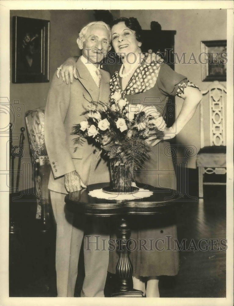 1933 Press Photo Joe Weber of comedic team Weber & Fields, turns 67 - sbx01649