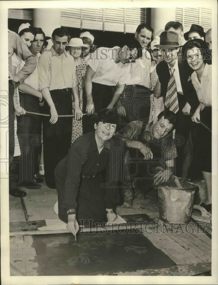 1939 Press Photo Faith Baldwin novelist signs ccement in NYC autograph