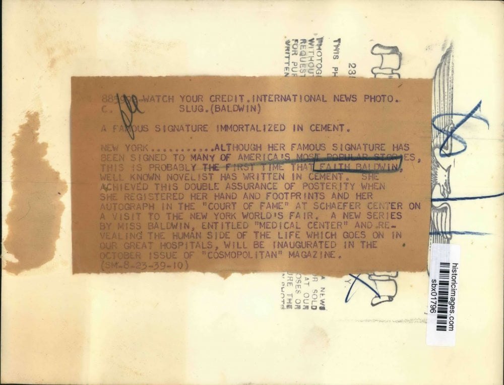 1939 Press Photo Faith Baldwin novelist signs ccement in NYC autograph