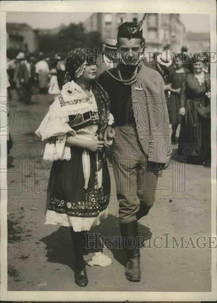 1928 Press Photo Bizarre dress styles of natives of continental countries- Historic Images