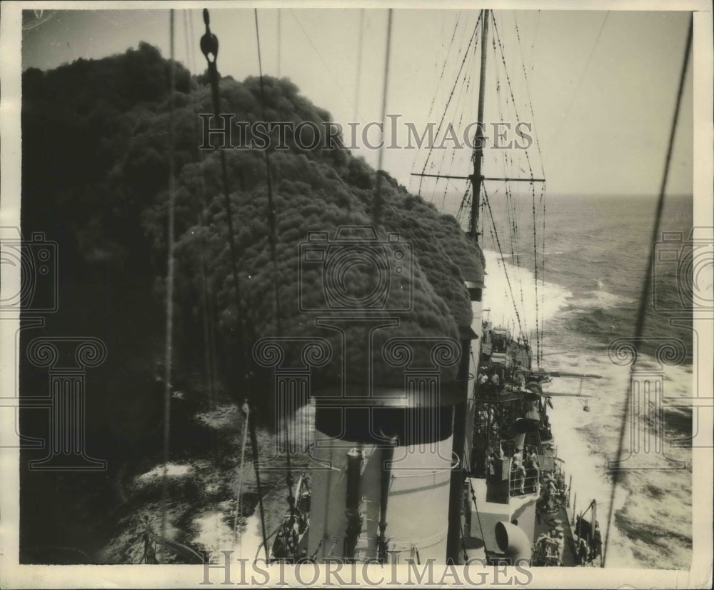 1931 Press Photo Cloud of smoke pouring from the funnels of U.S.S. Cincinnati- Historic Images