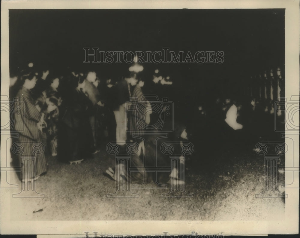 1927 Press Photo Citizens gather as Japanese Emperor dies at Imperrial palace