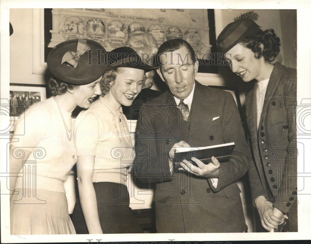 1939 Press Photo Sen. Claude Pepper teaches senate procedure to visiting coeds