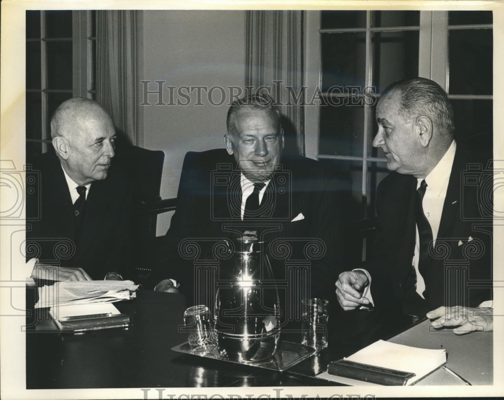 1964 Press Photo LBJ with George Ball, Thomas Finletter discuss NATO policies