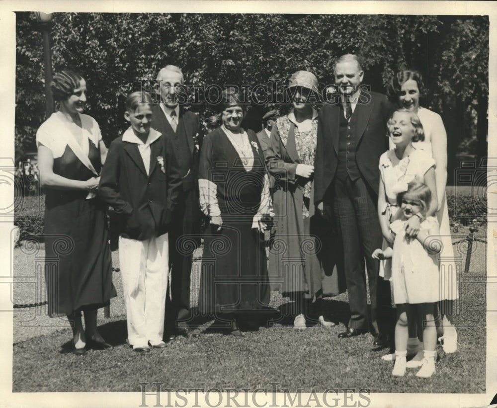 Press Photo Group of men, Women & Children pose for photographer - sbx03016