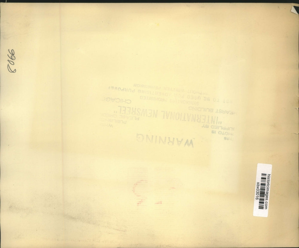 Press Photo Group of men, Women & Children pose for photographer - sbx03016